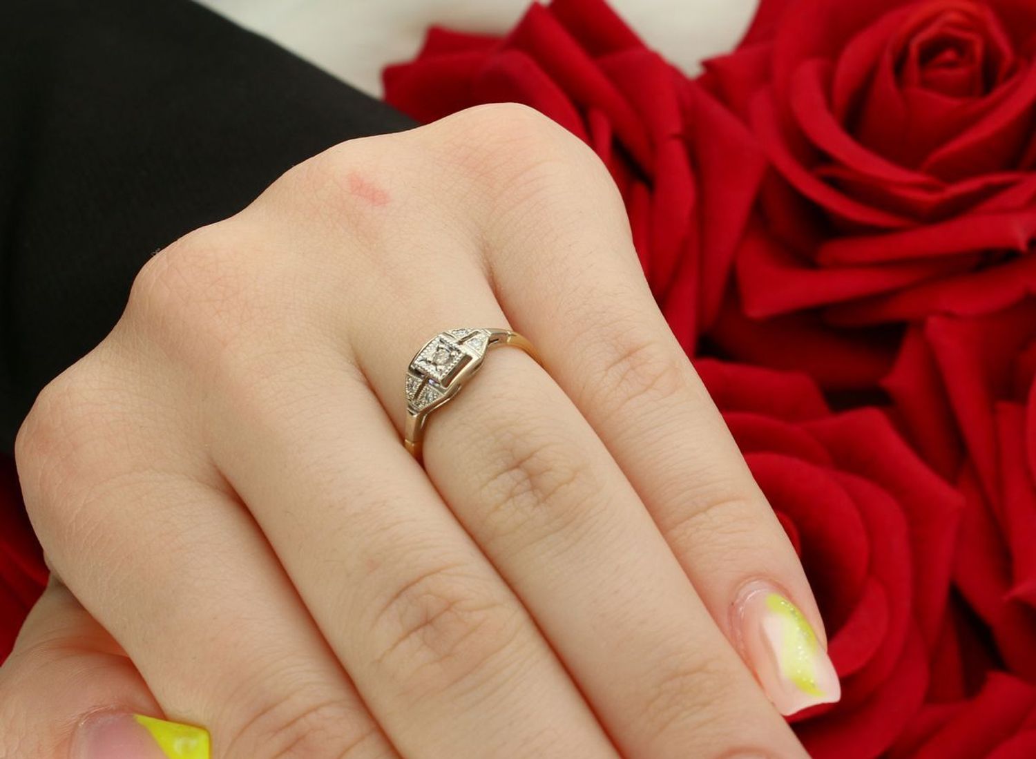 Złoty Pierścionek z 9 Diamentami 0,08 ct – Żółte Złoto 585  Klasyka z Charakterem.jpg